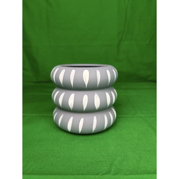 Stylish Handcrafted Gray Decorative Planter with White Leaf Patterns - Picture 4 of 8